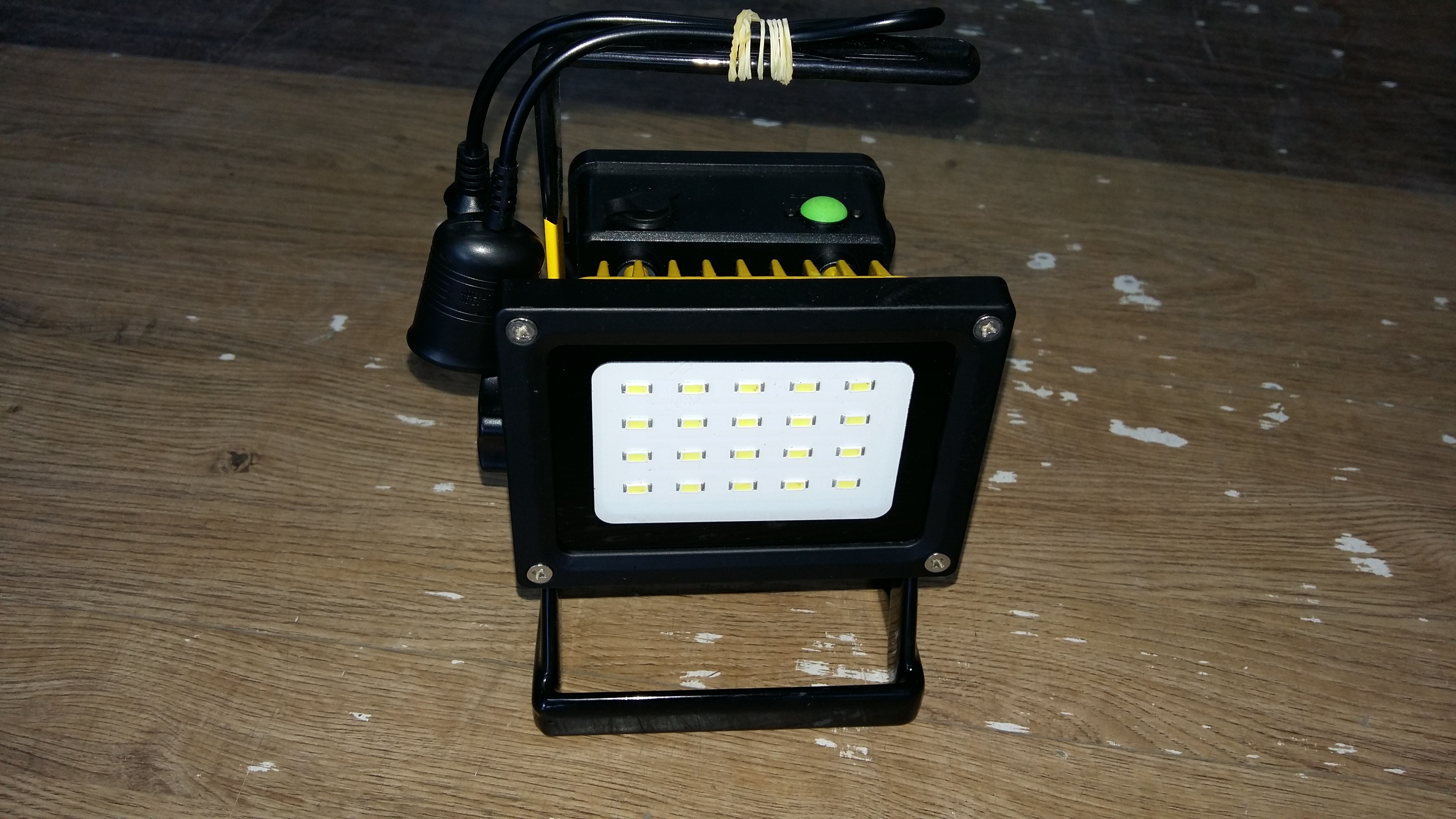 LED 충전식 투광기-20구